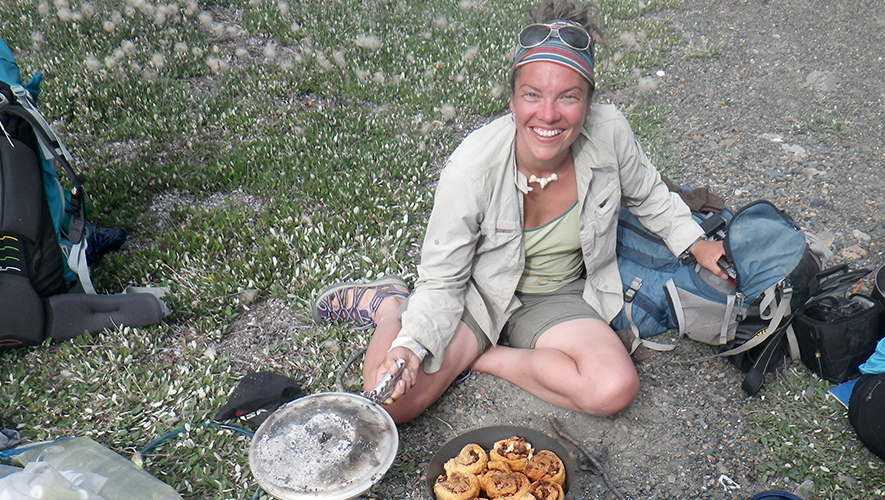 Karine Genest lors d’une activité de plein air au Yukon. Elle est guide d’expédition depuis plus de 25 ans avec une expertise en rafting, en randonnée d’aventure et en observation d’ours polaires. &mdash; Photo : Fournie