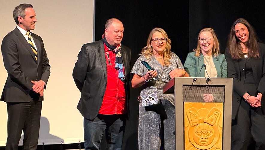 La cérémonie des prix d’excellence en affaires de la Chambre de commerce de Whitehorse s’est déroulée au Centre des arts du Yukon. Steve Berger-Husson et Sandra Jost, deuxième et troisième à partir de la gauche, reçoivent leur prix. &mdash; Photo : Maryne Dumaine
