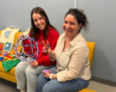 Sydney Born (à gauche) et Sandra St-Laurent (à droite), respectivement d’Autism Yukon et du Partenariat communauté en santé, présentent les articles qui composent les trousses neurodivergences.  &mdash; Photo : Angélique Bernard