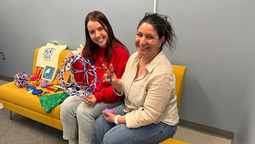 Sydney Born (à gauche) et Sandra St-Laurent (à droite), respectivement d’Autism Yukon et du Partenariat communauté en santé, présentent les articles qui composent les trousses neurodivergences.  &mdash; Photo : Angélique Bernard