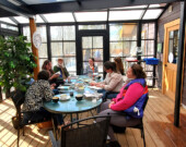 Le club de lecture Les Grands yeux pointus s’est rencontré le 25 avril pour discuter de livres en français portant sur les thèmes de voyages, d’aventures et de plein air. &mdash; Photo : Angélique Bernard