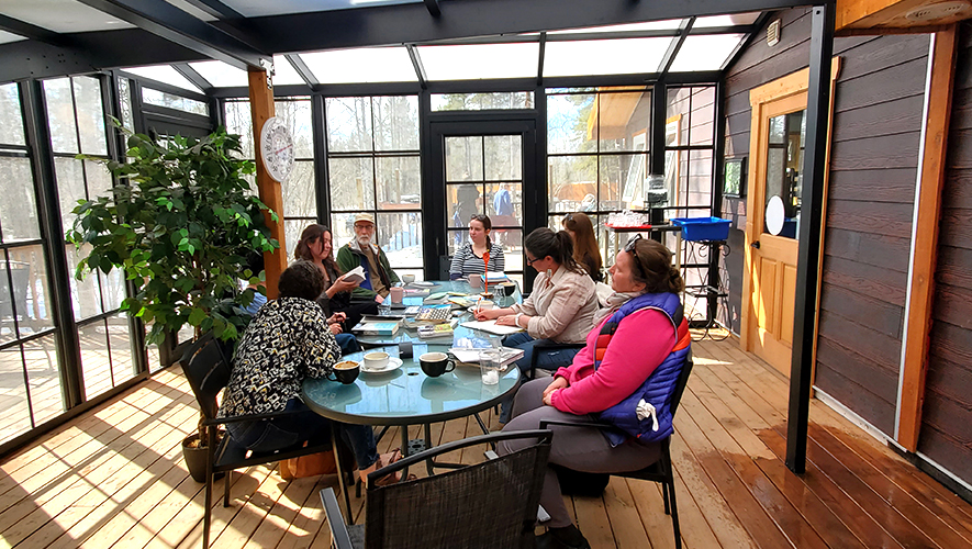 Le club de lecture Les Grands yeux pointus s’est rencontré le 25 avril pour discuter de livres en français portant sur les thèmes de voyages, d’aventures et de plein air. &mdash; Photo : Angélique Bernard