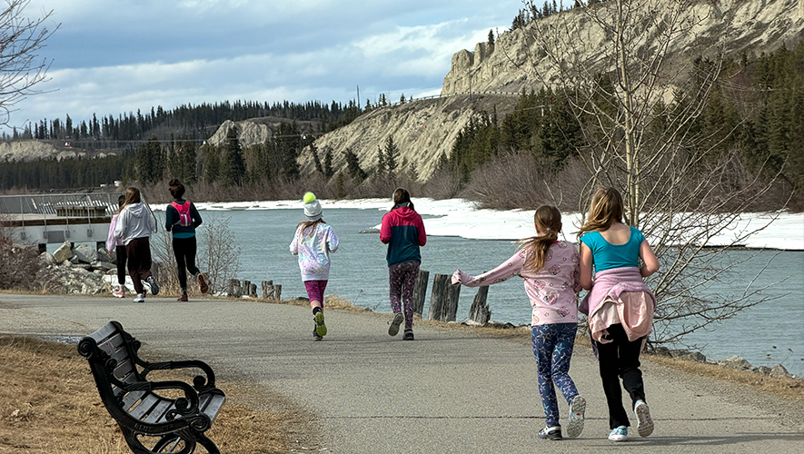 Le printemps se fait enfin sentir, et les sentiers sont de plus en plus utilisés. Le groupe de course, organisé par Natalie Thivierge, s’entraîne sur les bords du fleuve Yukon. Ce sentier sera très utilisé au cours du mois de mai, puisque la Ville de Whitehorse organise le mois du transport actif, encourageant les gens à aller au travail sans voiture, ou en covoiturage. &mdash; Photo : Maryne Dumaine