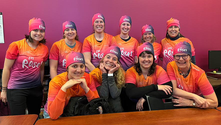 Quelques-unes des 15 coureuses des Roses du Yukon qui seront jumelées aux Roses du Québec lors de la course de relais de la route du Klondike en septembre 2026. Manon Aubert est à la droite, dans la première rangée. &mdash; Photo : PCS