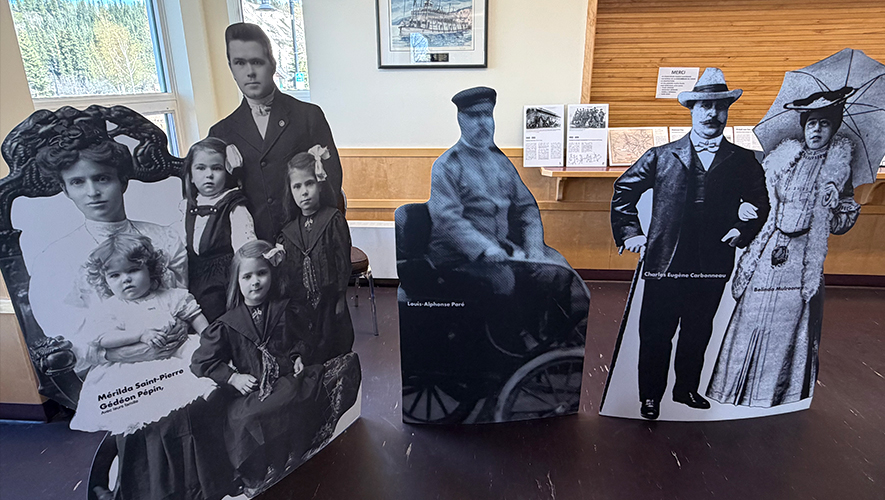Dix-sept panneaux représentant des francophones ayant participé au développement du Yukon ont été dévoilés. On voit ici la famille Pépin, Louis-Alphonse Paré et le couple Charles-Eugène Carbonneau et Belinda Mulrooney. &mdash; Photo : Angélique Bernard