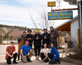 L’équipe a contacté beaucoup d’organisations et d’entreprises locales. Le groupe a réalisé ses propres figures de proue en verre chez Lumel Studios, et a fabriqué ses pagaies à Yukonstruct. &mdash; Photo : Fournie