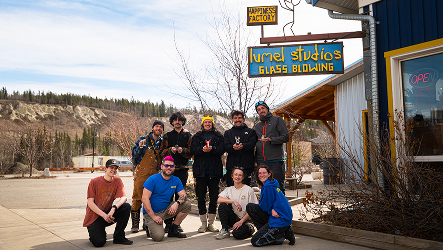 L’équipe a contacté beaucoup d’organisations et d’entreprises locales. Le groupe a réalisé ses propres figures de proue en verre chez Lumel Studios, et a fabriqué ses pagaies à Yukonstruct. &mdash; Photo : Fournie