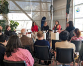 Une discussion sur le rapprochement des communautés linguistiques par le journalisme a présenté les perspectives du Yukon et du Canada français à travers l’expérience de Maryne Dumaine de l’Aurore boréale (au micro), Joyce Azar, venue de Belgique, des anglophones du Québec (Meredith Dellandrea) et Michel Cormier (Université de Moncton). &mdash; Photo : Julien Cayouette – Francopresse