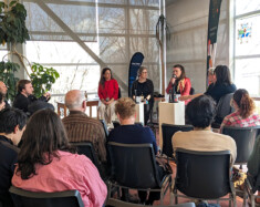 Une discussion sur le rapprochement des communautés linguistiques par le journalisme a présenté les perspectives du Yukon et du Canada français à travers l’expérience de Maryne Dumaine de l’Aurore boréale (au micro), Joyce Azar, venue de Belgique, des anglophones du Québec (Meredith Dellandrea) et Michel Cormier (Université de Moncton). &mdash; Photo : Julien Cayouette – Francopresse