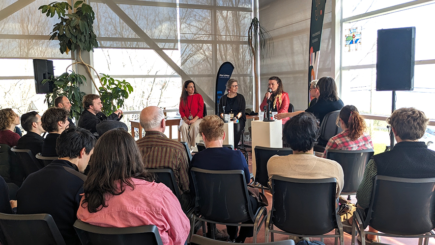 Une discussion sur le rapprochement des communautés linguistiques par le journalisme a présenté les perspectives du Yukon et du Canada français à travers l’expérience de Maryne Dumaine de l’Aurore boréale (au micro), Joyce Azar, venue de Belgique, des anglophones du Québec (Meredith Dellandrea) et Michel Cormier (Université de Moncton). &mdash; Photo : Julien Cayouette – Francopresse