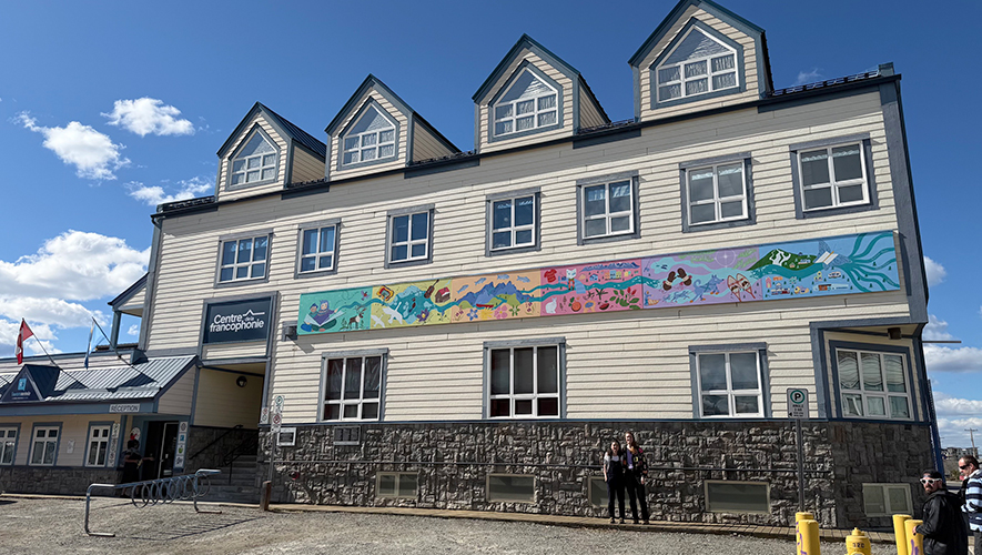 Aurore Favier (à gauche) et Maya Chartier (à droite) devant leur fresque au Centre de la francophonie. &mdash; Photo : Angélique Bernard