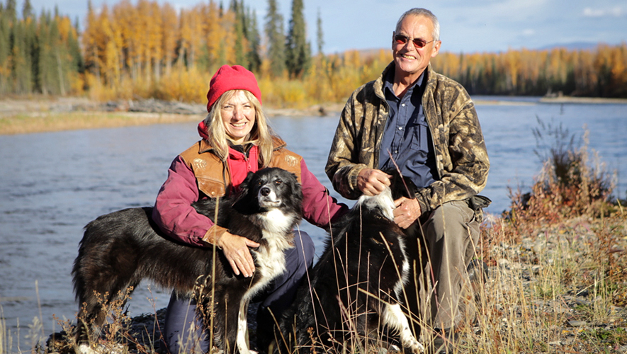 Marielle Veilleux, son mari Helmut Schoener et leur deux chiens Monday et Lenny. Ses chiens sont les personnages principaux de son nouveau livre pour enfants, L’Énigme de Hachita. &mdash; Photo : Fournie 