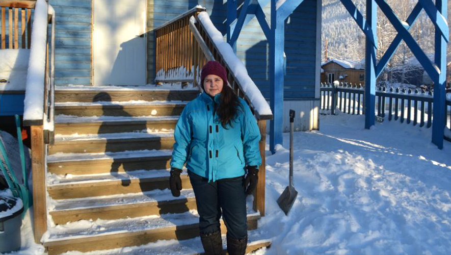 Camille Colas, en 2019, posait devant le bâtiment de la Garderie Little Blue Daycare. Cette jeune femme avait à l’époque proposé quelques programmes de francisation au sein de l’établissement. &mdash; Photo : Archives A.B.