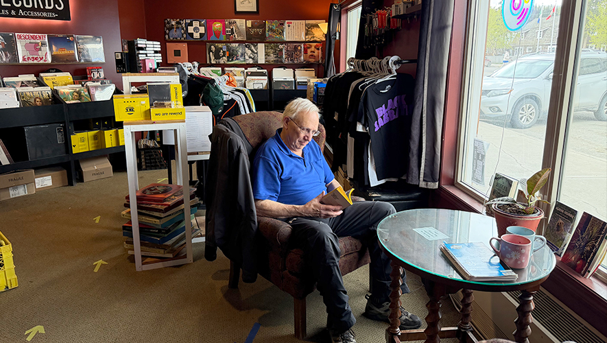 John Firth, le messager d’histoires du Yukon, est l’organisateur du Festival des contes de la commissaire du Yukon qui aura lieu le 20 juin. &mdash; Photo : Angélique Bernard