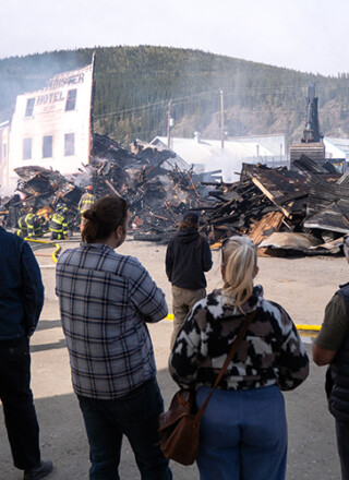 Les gens se rassemblent devant les décombres de l’hôtel Westminster, le matin du 17 mai dernier.  &mdash; Photo : Éryne Barrette-Tremblay