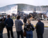 Les gens se rassemblent devant les décombres de l’hôtel Westminster, le matin du 17 mai dernier.  &mdash; Photo : Éryne Barrette-Tremblay