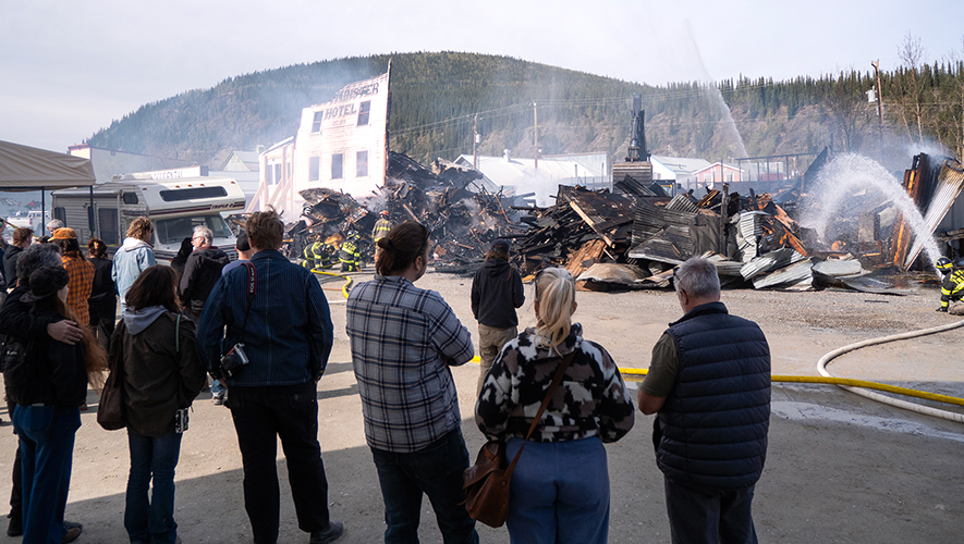 Les gens se rassemblent devant les décombres de l’hôtel Westminster, le matin du 17 mai dernier.  &mdash; Photo : Éryne Barrette-Tremblay