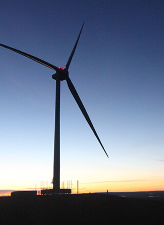 À Inuvik, une éolienne en service depuis 2024 produit environ 15 % de l’électricité de la communauté. &mdash; Photo : Northwest Territories Power Corporation