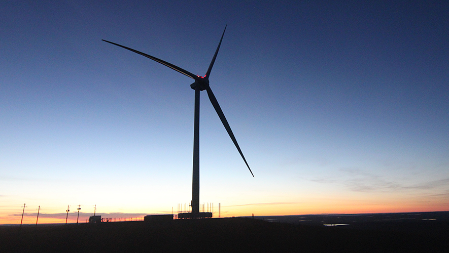 À Inuvik, une éolienne en service depuis 2024 produit environ 15 % de l’électricité de la communauté. &mdash; Photo : Northwest Territories Power Corporation