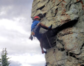 Plusieurs sites autour de Whitehorse sont réputés pour la grimpe en falaise : Rock Gardens, Golden Canyon, Vinyl Village ou encore Mount White. Plus de 400 voies sont répertoriées sur le site Internet Mountain Project. &mdash; Photo : Club alpin du Canada – Section Yukon