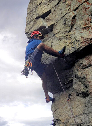 Plusieurs sites autour de Whitehorse sont réputés pour la grimpe en falaise : Rock Gardens, Golden Canyon, Vinyl Village ou encore Mount White. Plus de 400 voies sont répertoriées sur le site Internet Mountain Project. &mdash; Photo : Club alpin du Canada – Section Yukon