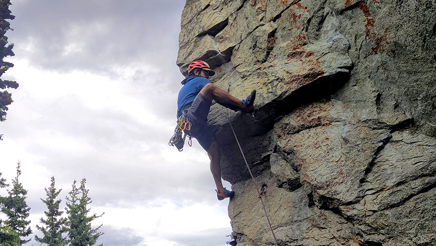 Plusieurs sites autour de Whitehorse sont réputés pour la grimpe en falaise : Rock Gardens, Golden Canyon, Vinyl Village ou encore Mount White. Plus de 400 voies sont répertoriées sur le site Internet Mountain Project. &mdash; Photo : Club alpin du Canada – Section Yukon
