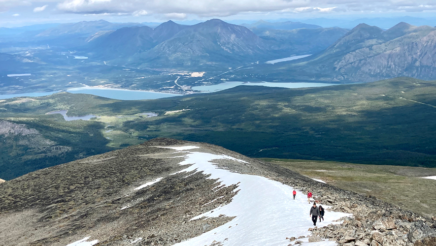 Randonnée près de Carcross, sur le territoire traditionnel de la Première Nation de Carcross/Tagish. &mdash; Photo : Laurie Trottier