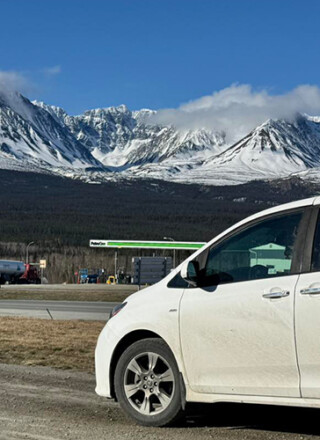 Adventure Time est un service de navette entre Haines Junction et Whitehorse. &mdash; Photo : Adventure Time