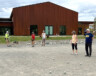 Sylvie Léonard, qui lance une boule de pétanque, continue ses démarches auprès de la Ville de Whitehorse pour avoir des terrains assignés à la pratique de la pétanque. &mdash; Photo : Angélique Bernard