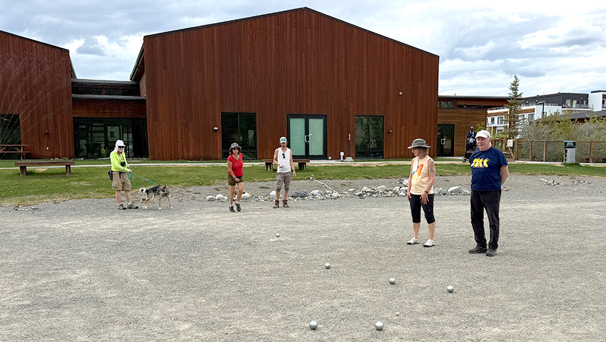 Sylvie Léonard, qui lance une boule de pétanque, continue ses démarches auprès de la Ville de Whitehorse pour avoir des terrains assignés à la pratique de la pétanque. &mdash; Photo : Angélique Bernard