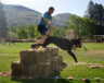 Les obstacles sont destinés aux humains dans la catégorie K9, mais le chien suit tout du long. L’idée est de travailler avec son animal pour réussir à franchir l’obstacle malgré la laisse. &mdash; Photo : Zulu Challenge