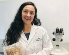 Kawina Robichaud, chercheuse en mycotechnologie. &mdash; Photo : Fournie