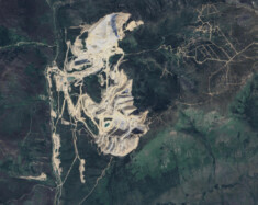 Le 29 avril 2026, près de deux ans après l’accident de la mine Eagle Gold au Yukon, une nouvelle fuite d’eau contaminée a eu lieu sur le site. &mdash; Photo : Capture Google Earth