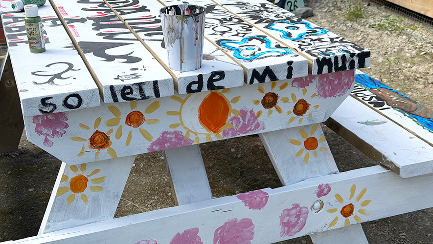 Quelque chose d’imparfait, mais qui existe, a forcément plus de valeur que quelque chose qui n’a pas été achevé ou qui n’a pas été rendu public. Au Yukon Riverside Arts Festival, les artistes, quel que soit leur niveau (professionnel ou amateur) ont exposé avec courage et fierté des œuvres à travers toute la ville. On voit ici des œuvres réalisées lors d’une activité de peinture en extérieur, au centre jeunesse K’äjit-in Zho, géré par le KIAC. &mdash; Photo : Maryne Dumaine
