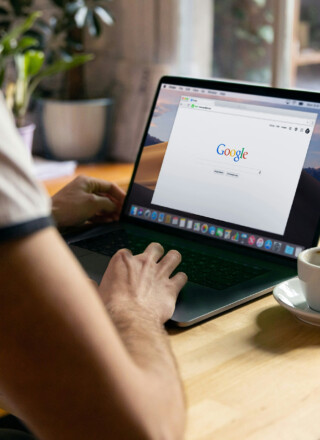 Malgré que presque toute l’attention de Google soit tournée vers l’intelligence artificielle, une option pour améliorer la découvrabilité des contenus d’actualités a été ajoutée au moteur de recherche.  &mdash; Photo : Firmbee.com – Unsplash
