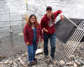 Sophie McGuinness, technicienne des systèmes d’informations géographiques, et Gillian Rourke, coordinatrice des ressources renouvelables et du projet, devant l’appareil sonar et un barrage en aluminium. &mdash; Photo : Sylvie Binette
