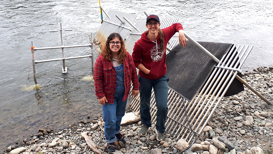 Sophie McGuinness, technicienne des systèmes d’informations géographiques, et Gillian Rourke, coordinatrice des ressources renouvelables et du projet, devant l’appareil sonar et un barrage en aluminium. &mdash; Photo : Sylvie Binette