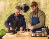 Simon D’Amours et Gabriel Rivest préparent à manger. &mdash; Photo : TV5