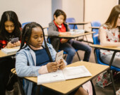 La politique du gouvernement du Yukon sur l’utilisation des appareils mobiles vise à restreindre leur utilisation dans les salles de classe. &mdash; Photo : Pexels