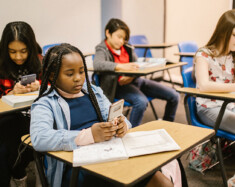 La politique du gouvernement du Yukon sur l’utilisation des appareils mobiles vise à restreindre leur utilisation dans les salles de classe. &mdash; Photo : Pexels