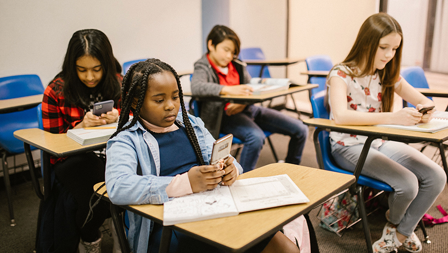 La politique du gouvernement du Yukon sur l’utilisation des appareils mobiles vise à restreindre leur utilisation dans les salles de classe. &mdash; Photo : Pexels