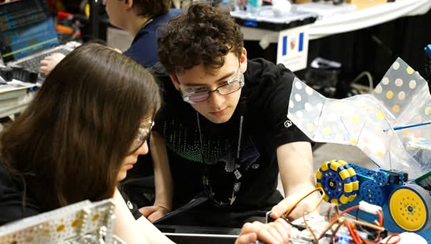 Adrien Grégoire participant à une compétition de robotique. &mdash; Photo : Skills Canada Yukon