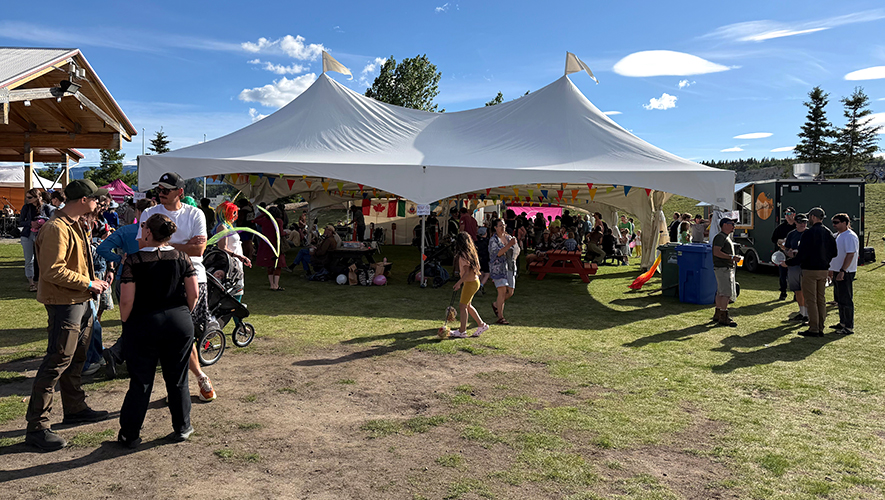 Festivités durant le Solstice Saint-Jean. &mdash; Photo : Angélique Bernard