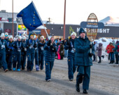 L’équipe de l’Alaska défile fièrement dans les rues de Whitehorse lors de la cérémonie d’ouverture des Jeux d’hiver de l’Arctique qui se sont tenus en mars 2026 au Yukon.  &mdash; Photo : Nelly Guidici