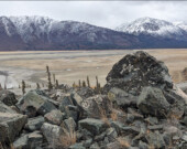 Le glacier Kaskawulsh au Yukon a tellement fondu qu’en 2016 les eaux de sa fonte ont emprunté une voie différente et ont pratiquement arrêté d’alimenter le lac Kluane, asséchant ce qui était auparavant la rivière Slims. &mdash; Photo : Julien Cayouette – Francopresse