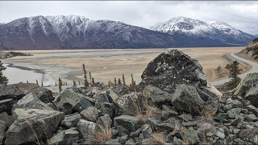 Le glacier Kaskawulsh au Yukon a tellement fondu qu’en 2016 les eaux de sa fonte ont emprunté une voie différente et ont pratiquement arrêté d’alimenter le lac Kluane, asséchant ce qui était auparavant la rivière Slims. &mdash; Photo : Julien Cayouette – Francopresse