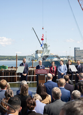 Le 24 août 2026, le premier ministre Mark Carney a annoncé la construction de six nouveaux brise-glaces. C’est le constructeur naval Davie qui s’est vu attribuer ce contrat. &mdash; Photo : Daniel Pereira, Cabinet du premier ministre