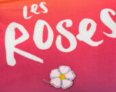 Une rose perlée sur le chandail des Roses. &mdash; Photo : Angélique Bernard