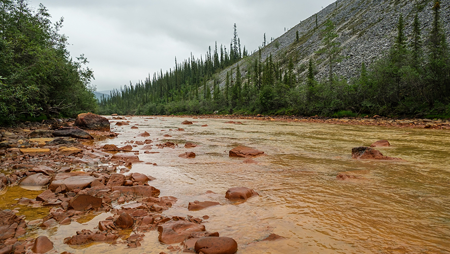 Un tronçon de la rivière Engineer près de la route Dempster, au Yukon. &mdash; Photo : Nelly Guidici