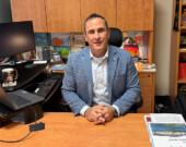 Jason Pedlar combine les postes d’ombudsman du Yukon, de commissaire à l’information et à la protection de la vie privée et de commissaire aux divulgations dans l’intérêt public. &mdash; Photo : Angélique Bernard